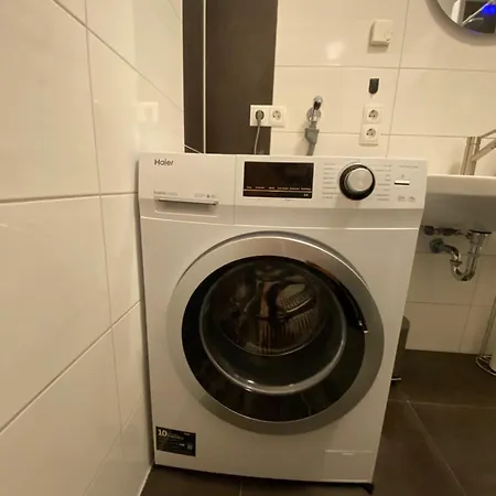 Gross, Modern, Vollausgestattet, Gemuetlich Mit Kueche Und Parkplatz Fuer Urlaub Oder Business