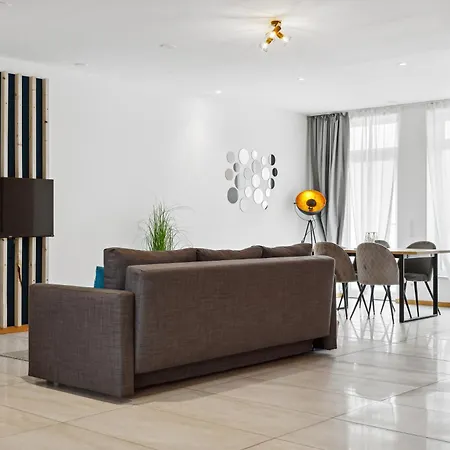 Gross, Modern, Vollausgestattet, Gemuetlich Mit Kueche Und Parkplatz Fuer Urlaub Oder Business