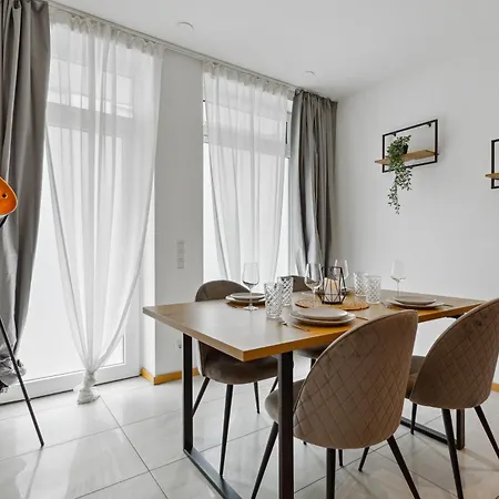 아파트 Gross, Modern, Vollausgestattet, Gemuetlich Mit Kueche Und Parkplatz Fuer Urlaub Oder Business *