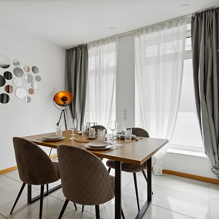 Gross, Modern, Vollausgestattet, Gemuetlich Mit Kueche Und Parkplatz Fuer Urlaub Oder Business * Kettig