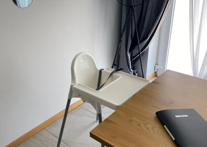 Gross, Modern, Vollausgestattet, Gemuetlich Mit Kueche Und Parkplatz Fuer Urlaub Oder Business Kettig