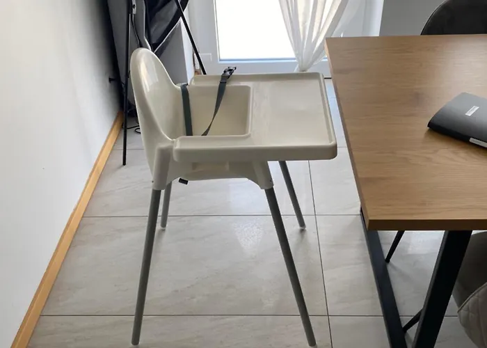 Gross, Modern, Vollausgestattet, Gemuetlich Mit Kueche Und Parkplatz Fuer Urlaub Oder Business Kettig