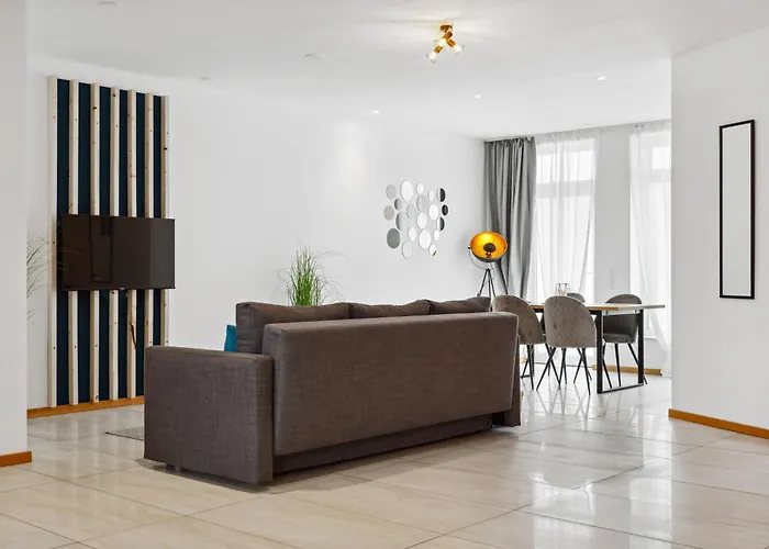 Gross, Modern, Vollausgestattet, Gemuetlich Mit Kueche Und Parkplatz Fuer Urlaub Oder Business