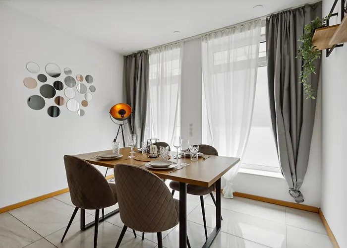 Gross, Modern, Vollausgestattet, Gemuetlich Mit Kueche Und Parkplatz Fuer Urlaub Oder Business * Kettig